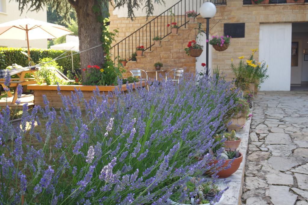 Le Balcon Des Jasses Bed and Breakfast Espere Buitenkant foto